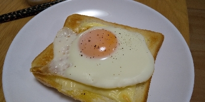 チーズ目玉焼きの粒マスタードトースト