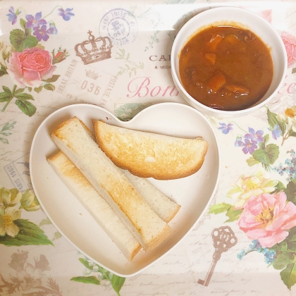 カレーが残ったので、食パンにつけて食べました♪