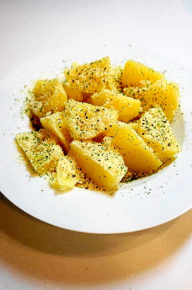 茹でて振りかけるだけど美味!ポテトの粉チーズかけ