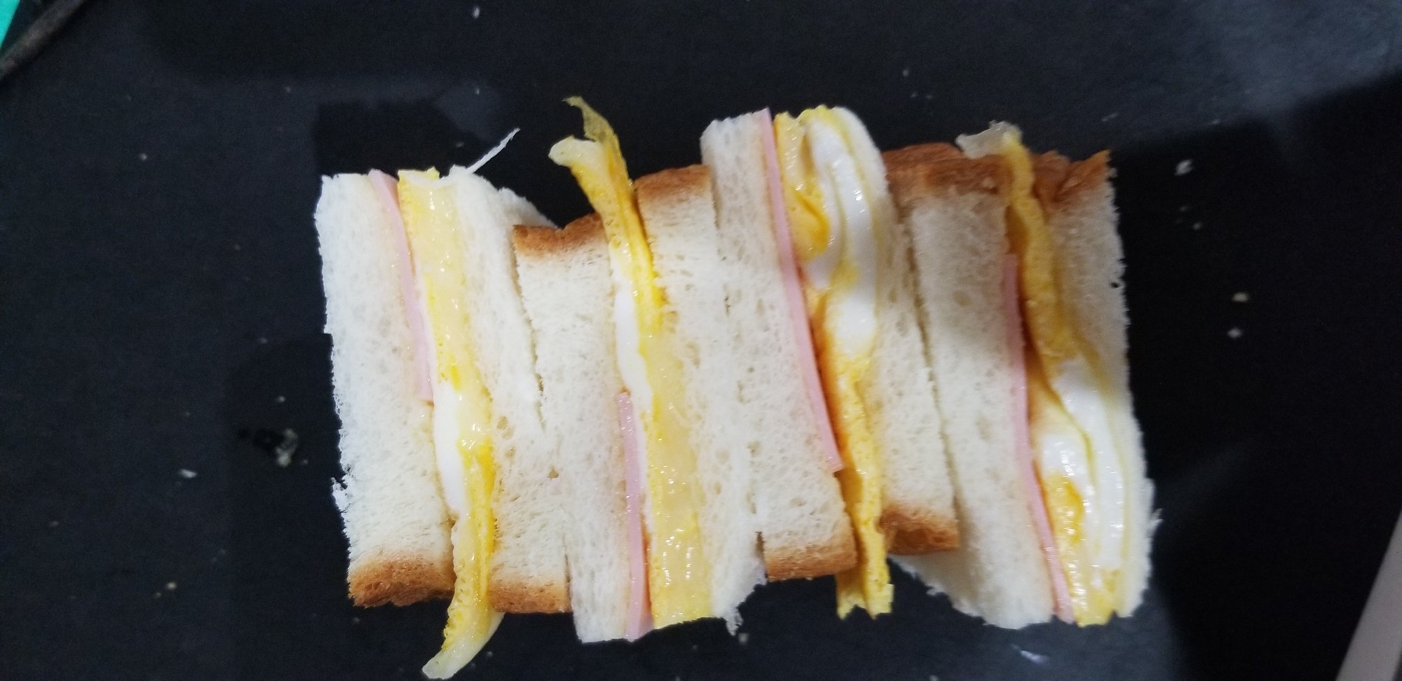 卵とハムのサンドイッチ