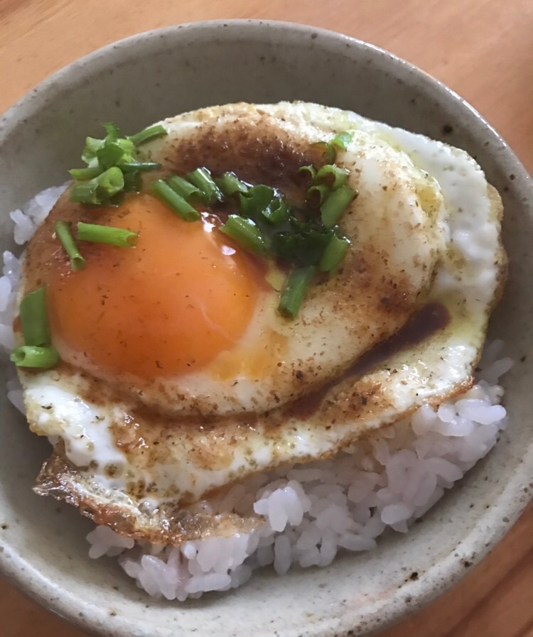 鰹粉たっぷり目玉焼きごはん