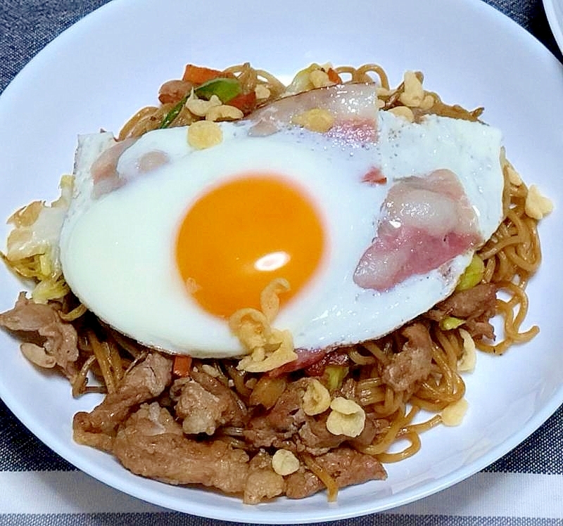 焼きそばのベーコンエッグ乗せ