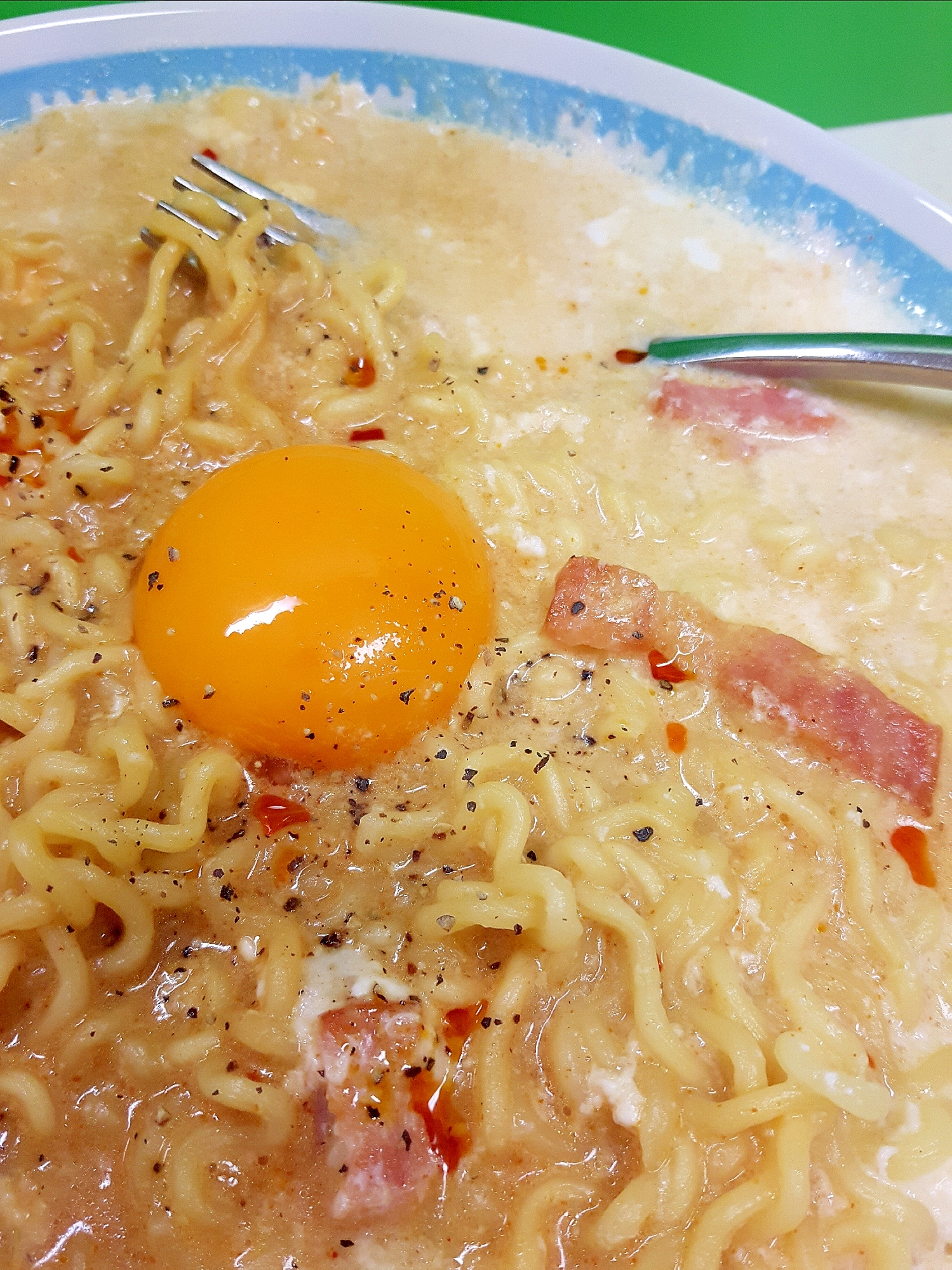 袋麺で(^^)ピリ辛カルボナーラ風ラーメン♪