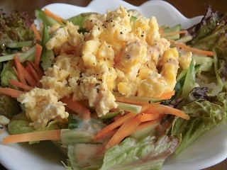 レンジを使うと短時間で炒り卵ができて便利ですね。野菜たっぷりのサラダおいしく頂きました(^ ^)
