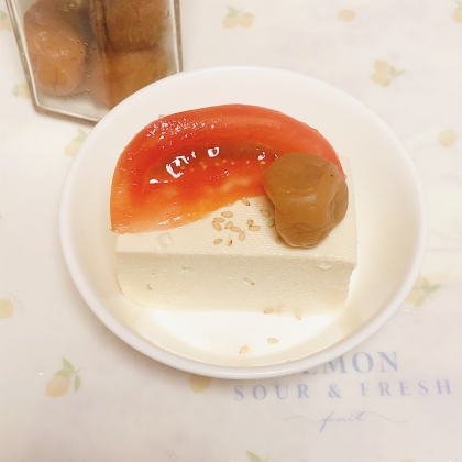トマトと梅干しとごまの冷奴