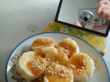 バナナを買ってくるとやっぱりコレが食べたくなるの♪美味しい～❤
パシャッ！ウフフ今日は久しぶりの指毛ボーのお手手入りと愛用のカメラ入りよ★
顔はシャットアウト！