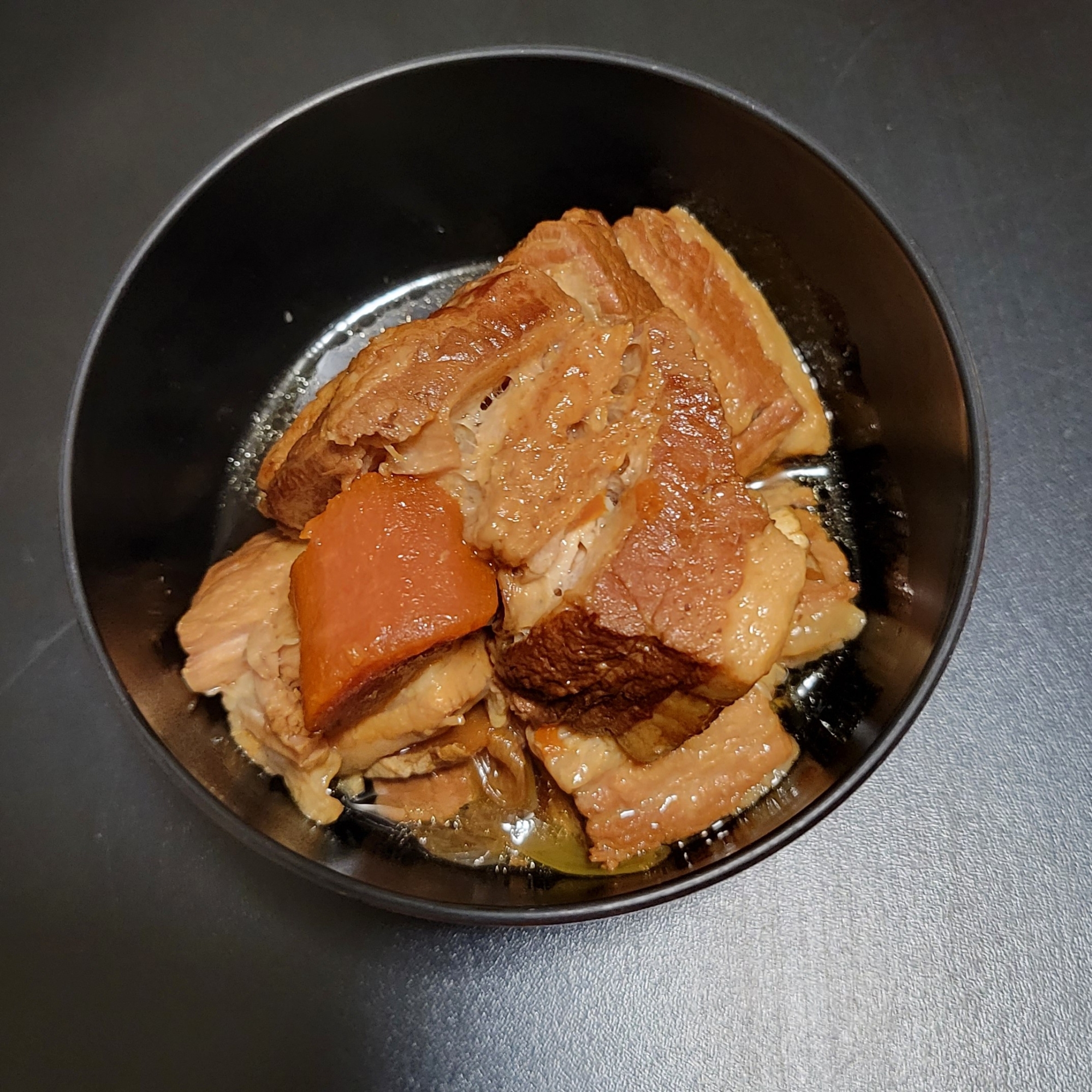 黒い器に盛り付けたとろとろ豚の角煮