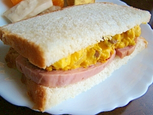 南瓜サラダとハムのサンドイッチ