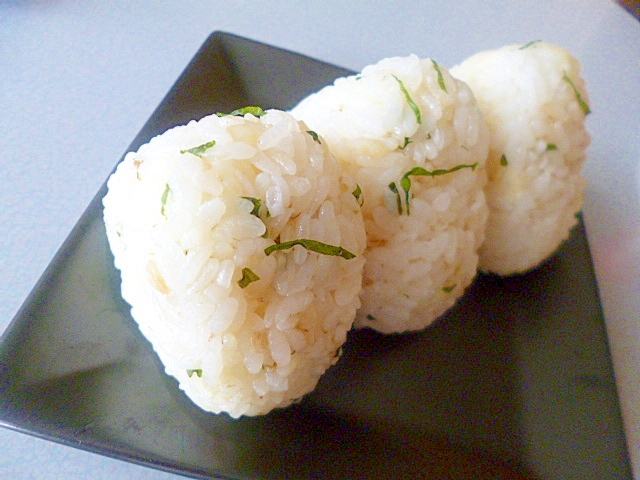 お弁当や朝ご飯に！チーズと紫蘇のとろろ昆布おにぎり