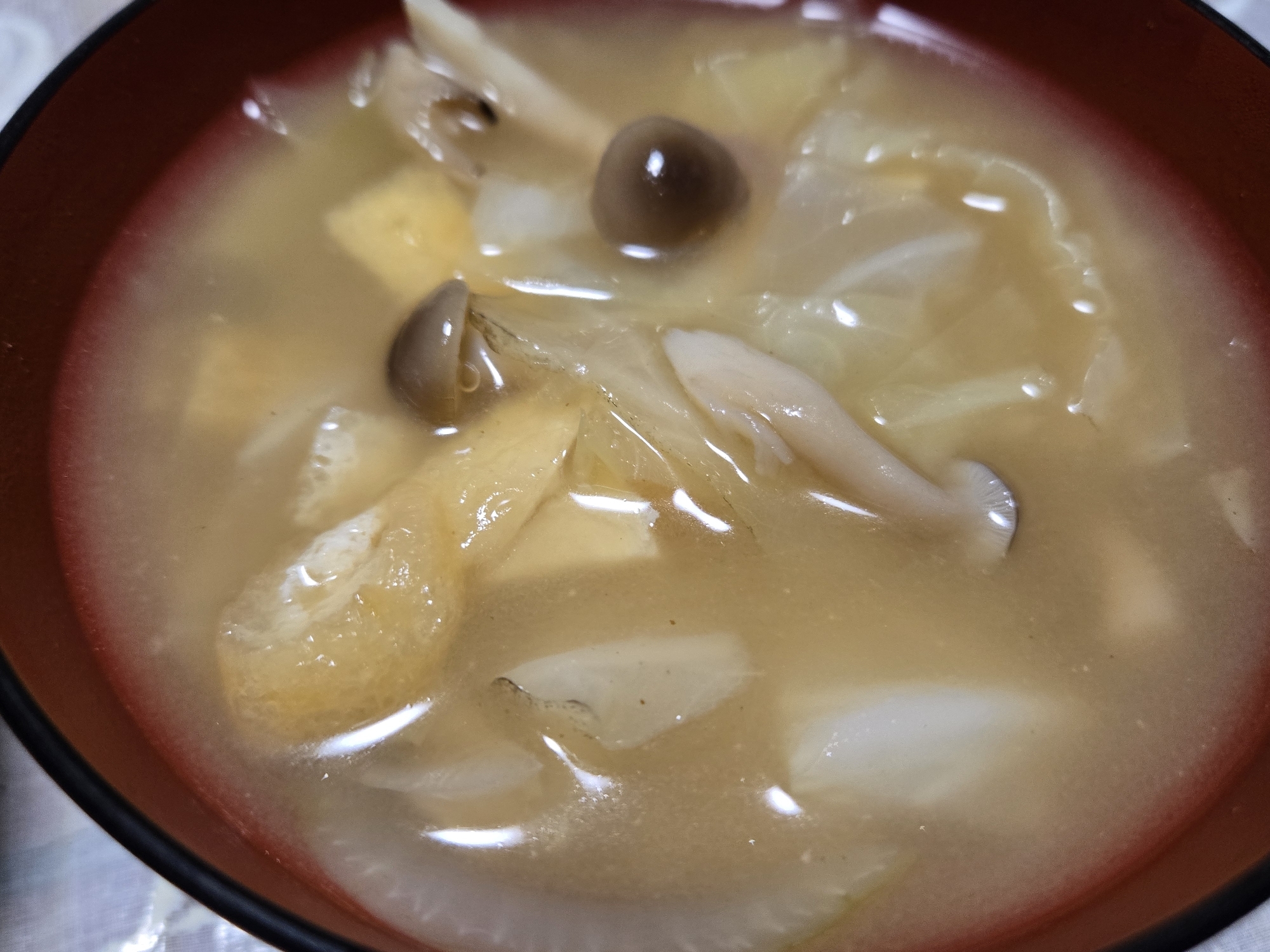 しめじ 油揚げ キャベツ の味噌汁