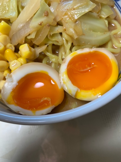 煮卵をレシピどおりに作って、さっそくラーメンのトッピングに使いました。この写真はあまり美味しそうに見えませんが理想的な固さと味付けに仕上がりました。