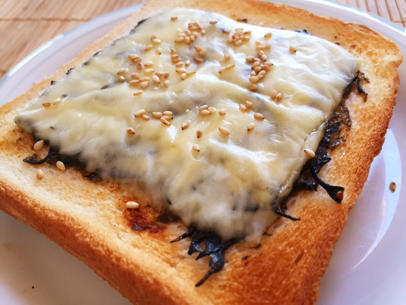 ひじき海苔の佃煮のせチーズトースト