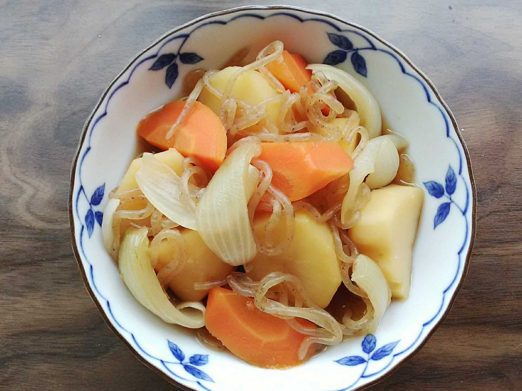 じゃが芋と人参と糸こんにゃくの煮物