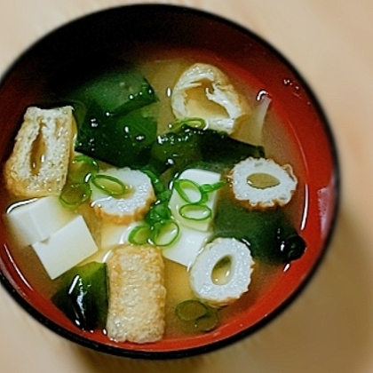 豆腐、わかめ、油揚げ、ちくわの味噌汁