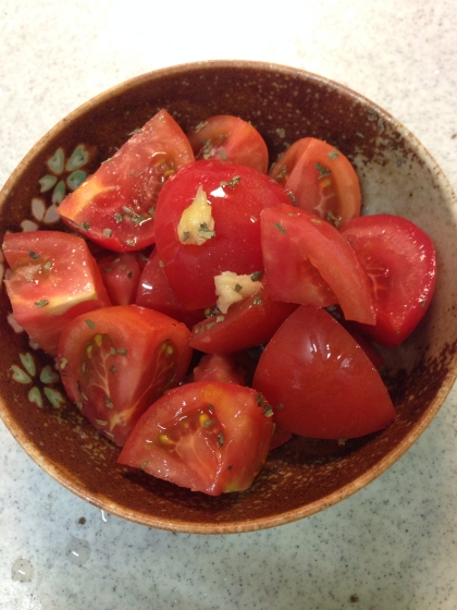 こんばんは(^-^)
ついつい存在を忘れがちなバジルが役に立ちました。トマトだけなのに存在感あって、美味しかったです！