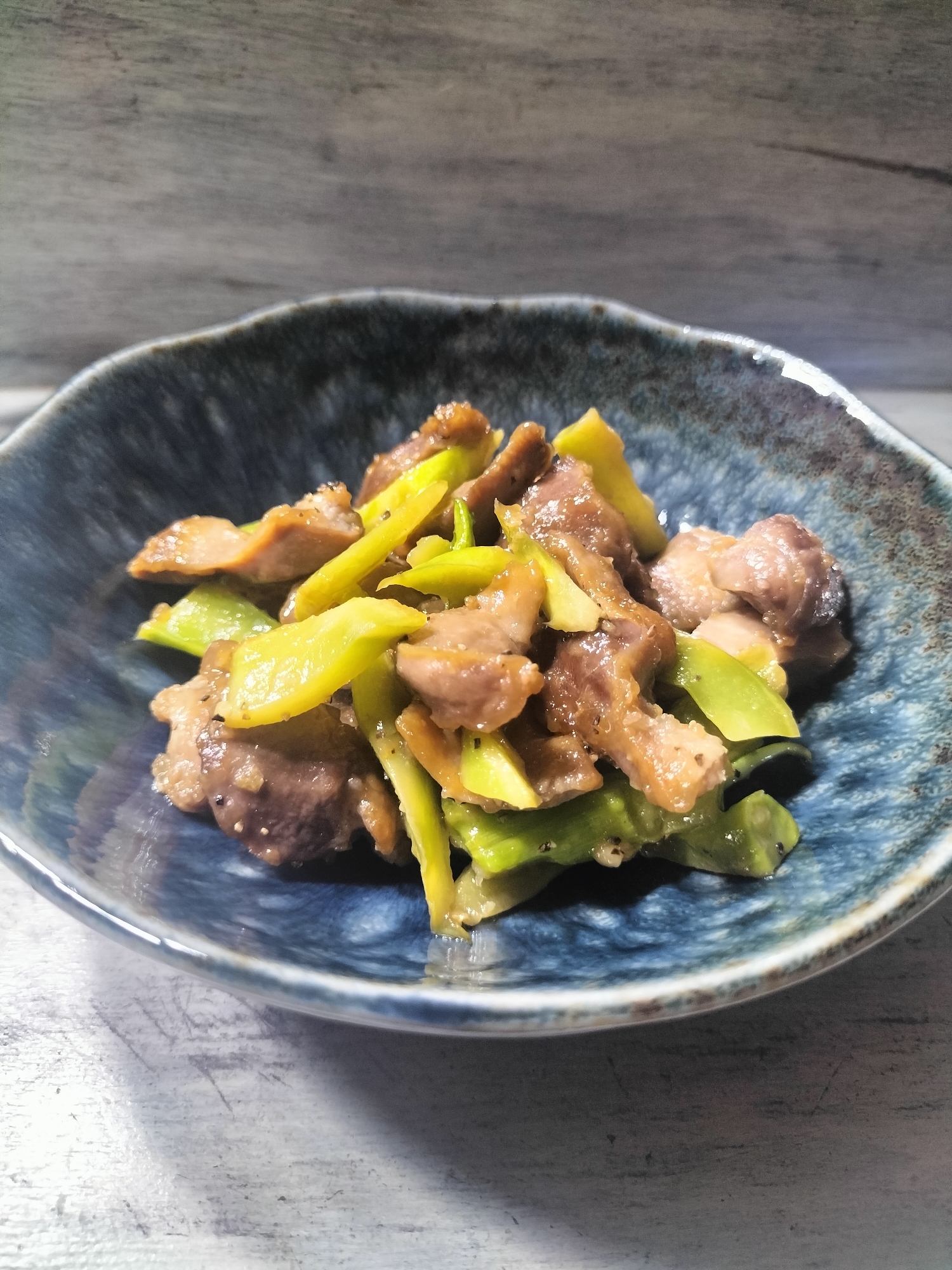 ブラックペッパーがぴりっと効いた砂肝&ブロコ茎炒め
