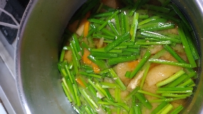 ニラと人参と椎茸の味噌汁