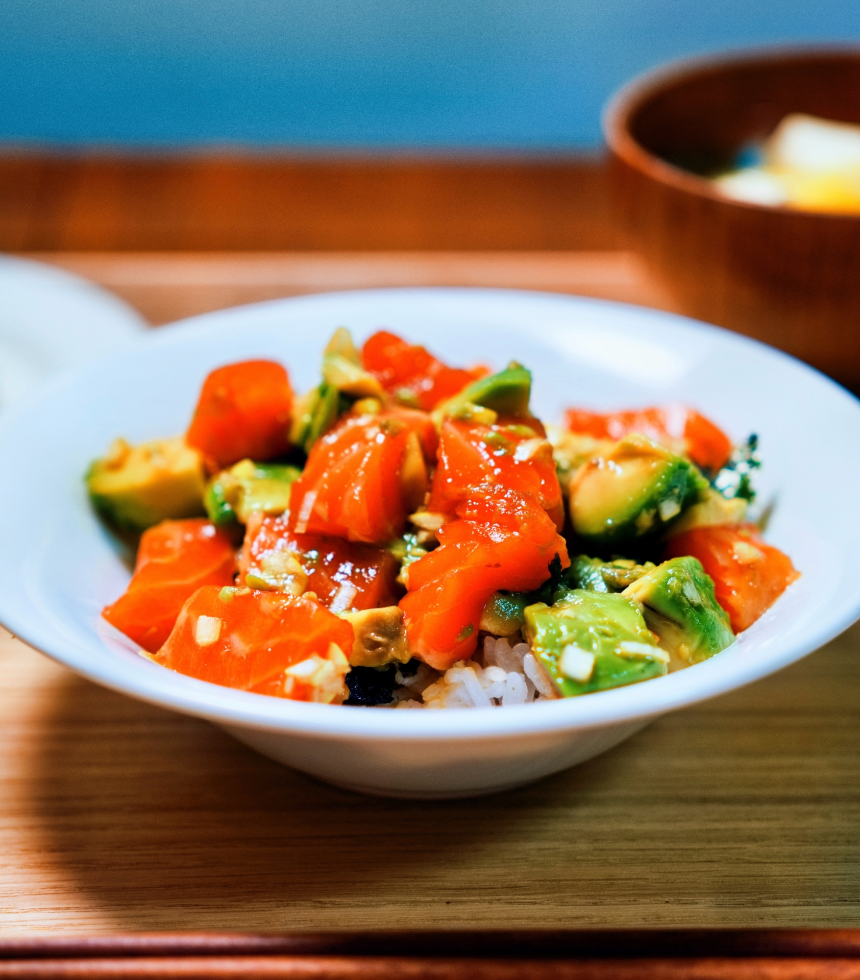箸が止まらない!サーモンとアボカドの漬け丼