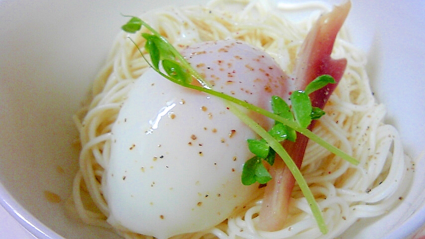 ミョウガと温泉卵で　素麺サラダ