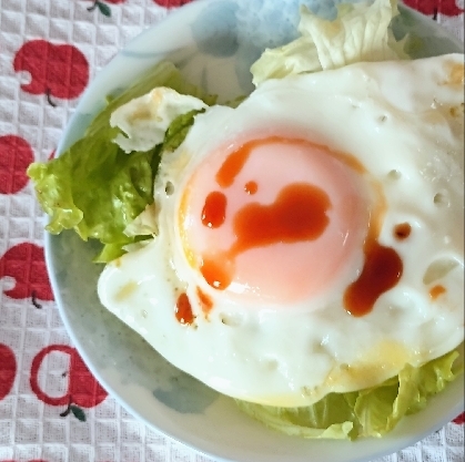 レタスのせた目玉焼き丼