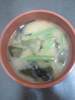 インゲンとワカメのお味噌汁