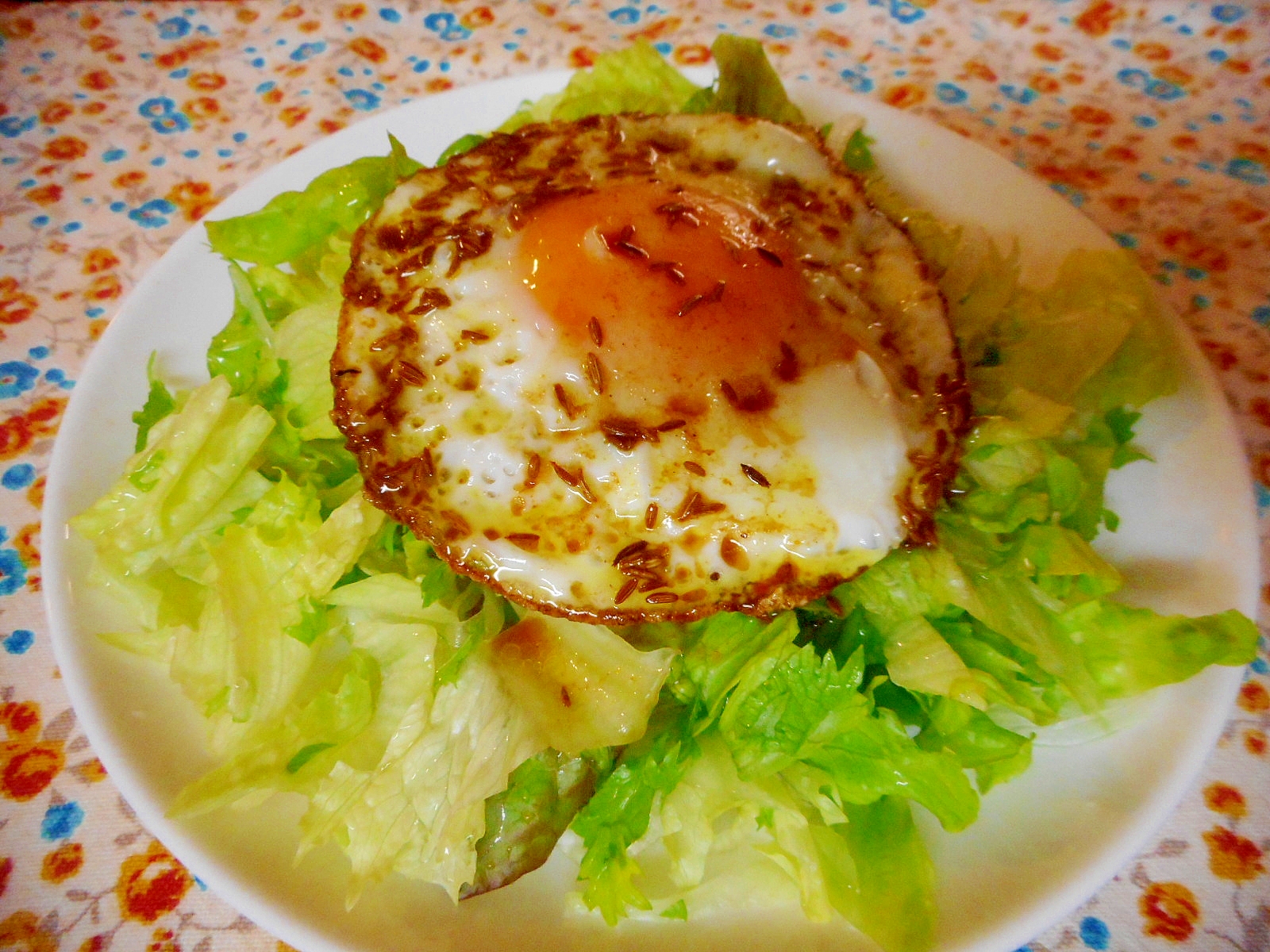 目玉焼きとレタスのスパイスドレッシング