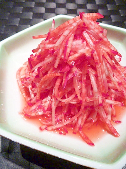 2つの調味料だけで簡単!赤かぶなます