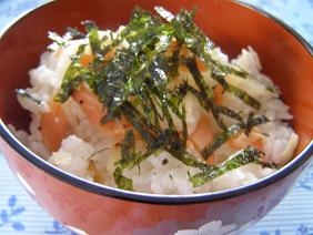 簡単ひとりランチ☆残った鮭＆お寿司のガリ