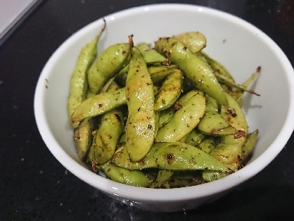 ニンニクはチューブで代用しましたが、いつもの茹で枝豆とは違って、お店で出てくるおしゃれなおつまみのようになりました！とても美味しかったです！