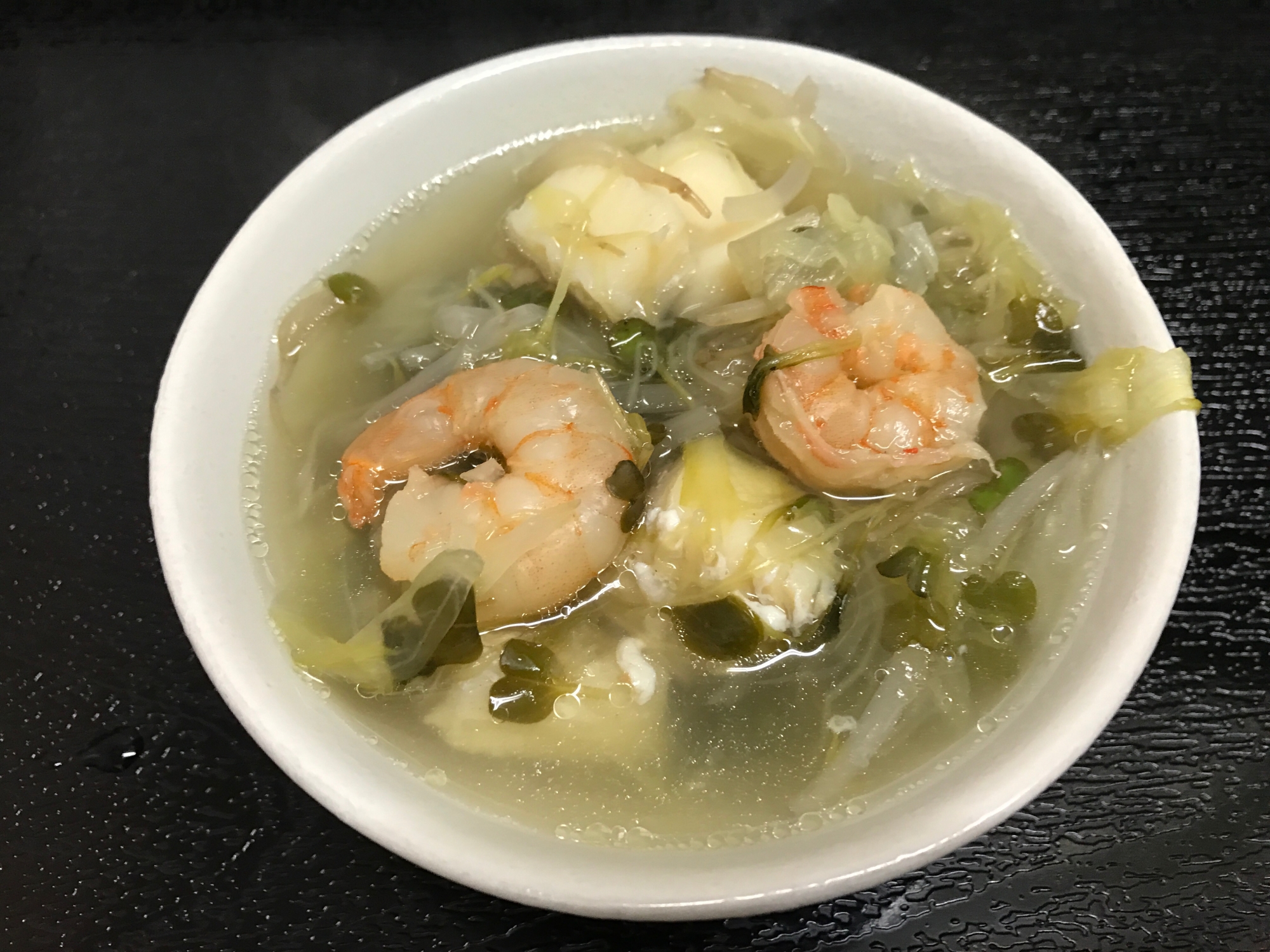 シーフード中華スープ。男の簡単料理。