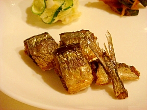 丸干さんまの素揚げ しっかり揚げると骨までいけます レシピ 作り方 By えだまめ大好き 楽天レシピ 丸干さんまの素揚げ しっかり揚げると骨までいけます レシピ 作り方 By えだまめ大好き 楽天レシピ