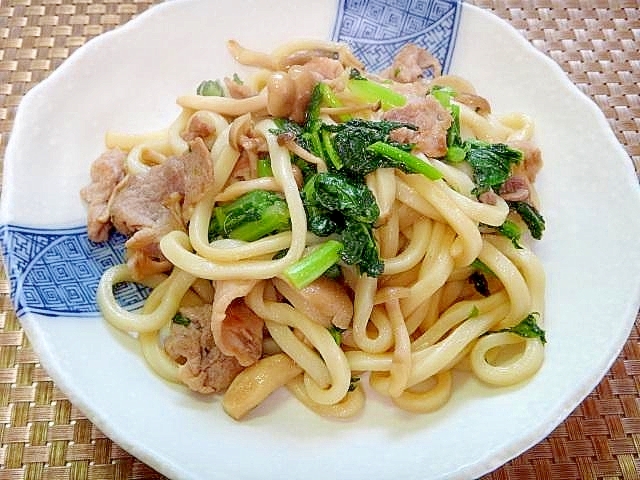 大根の葉としめじ豚肉の焼きうどん