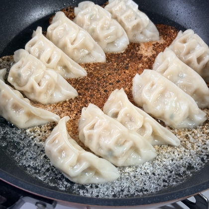 やっすい餃子をいかにおいしく食べるかがんばる