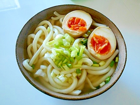 味玉と小ねぎの煮込みうどん