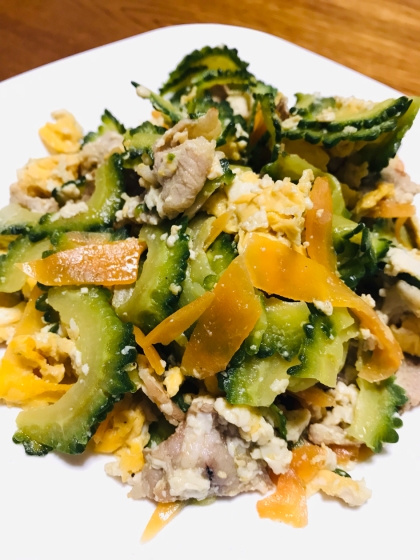 スーパーにゴーヤが並び始めました^ ^   毎日でも食べたいくらいです　
苦味が好きなので鰹節抜きで！
美味しかったです