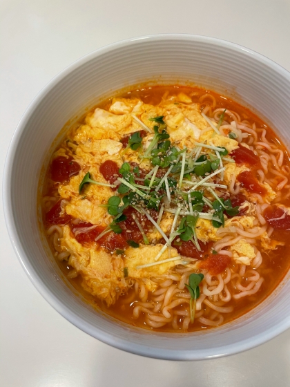 《インスタントラーメンアレンジ》トマたまラーメン