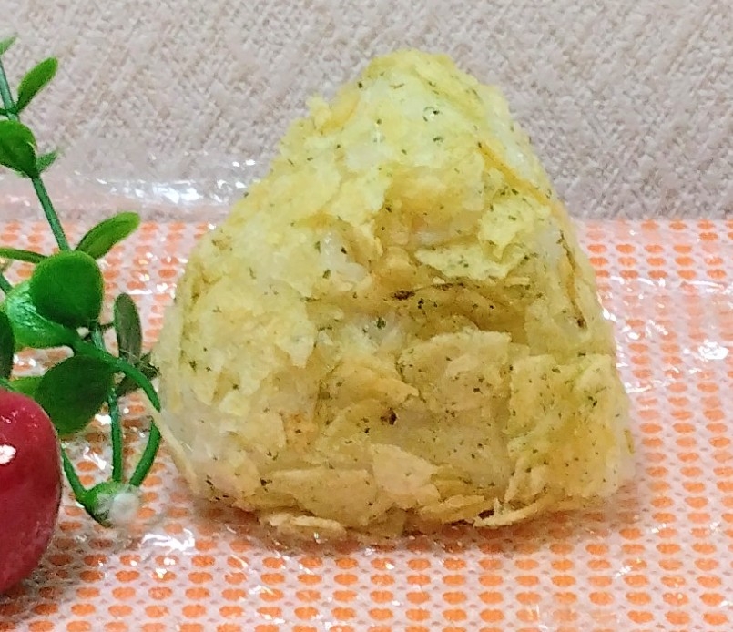 ⭕パリパリポテチの小さいおにぎり⭕にんにく風味!
