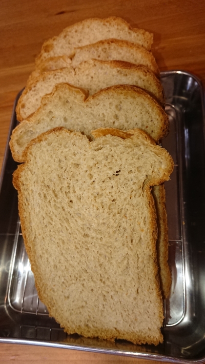 ふすま粉の代わりに玄米粉を使用。今まで何度作っても膨らまず失敗してましたが今回はふっくら膨らみ美味しく出来上がりました。面倒と思ってたパン作りが楽しみです。
