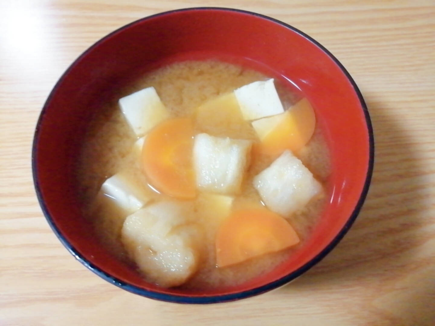 豆腐と麩と人参の味噌汁