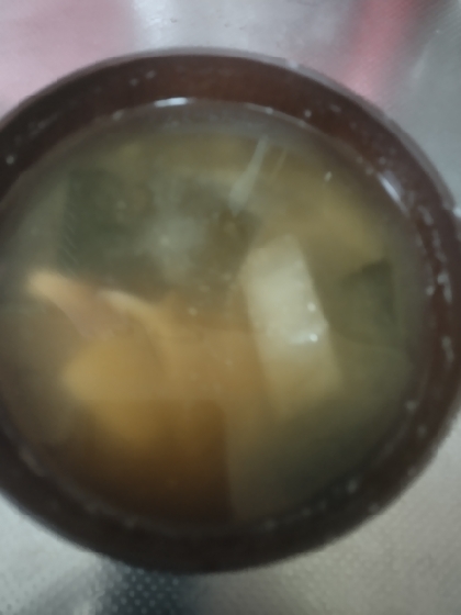 絹豆腐と薄揚げと青葱とワカメのお味噌汁