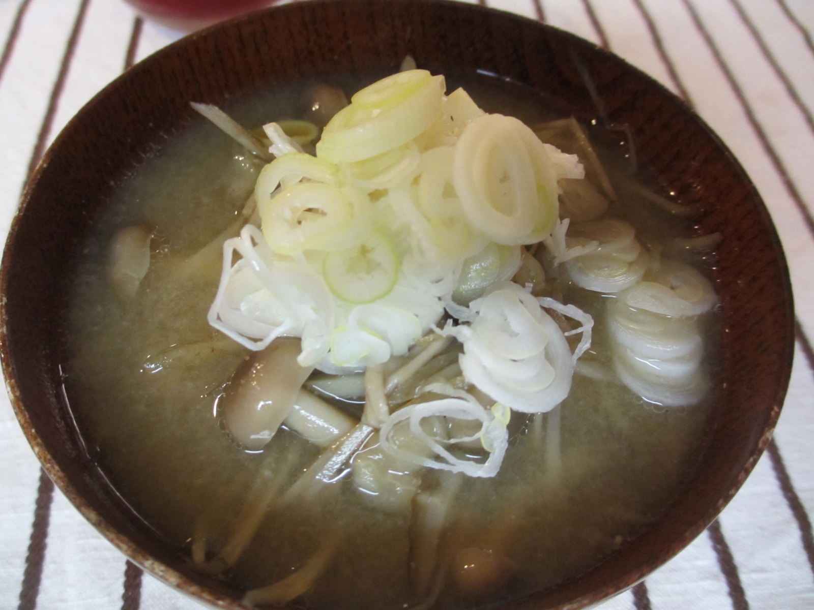 圧力鍋で豚肉、ごぼう、しめじの味噌汁