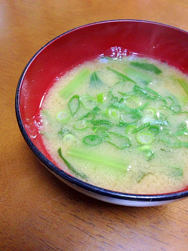 小松菜とわかめとネギのお味噌汁