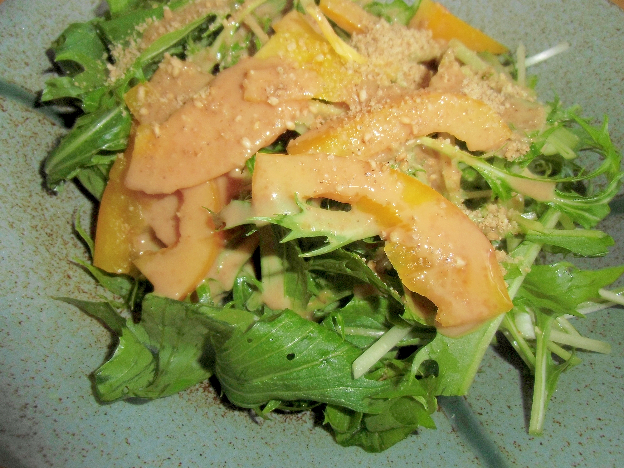 水菜と黄ピーマンの胡麻マヨサラダ丼