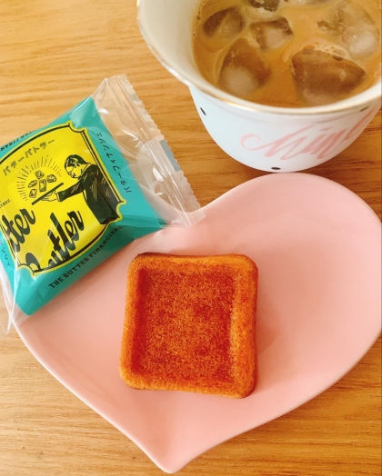 フィナンシェをおやつに食べました (ᴑ̴̶̷̤ ؎ ᴑ̴̶̷̤)♡2個食べちゃった！あとチョコレートも(⸝⸝>  <⸝⸝)♡（笑）