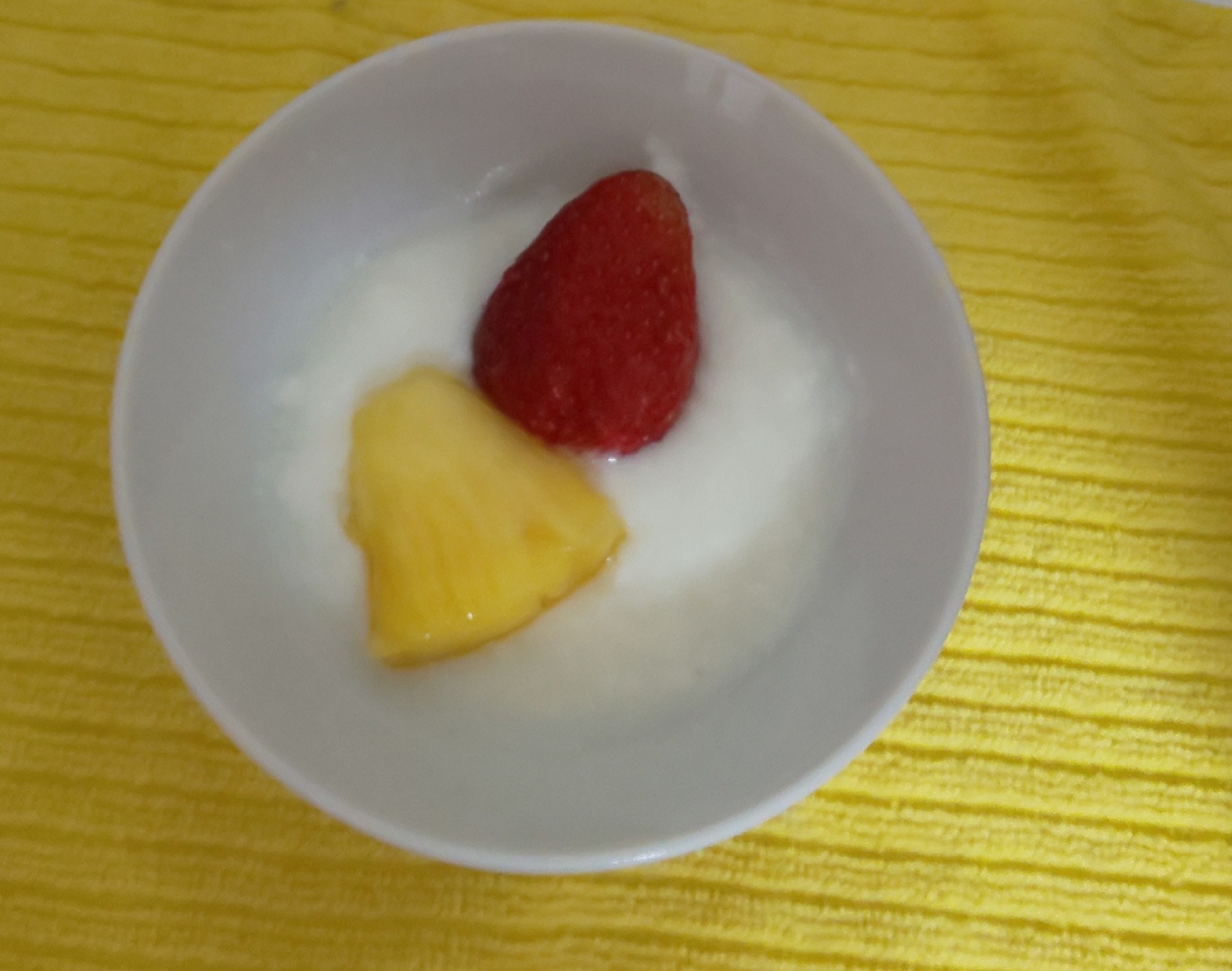 ヨーグルトにいちごとパインを♪
