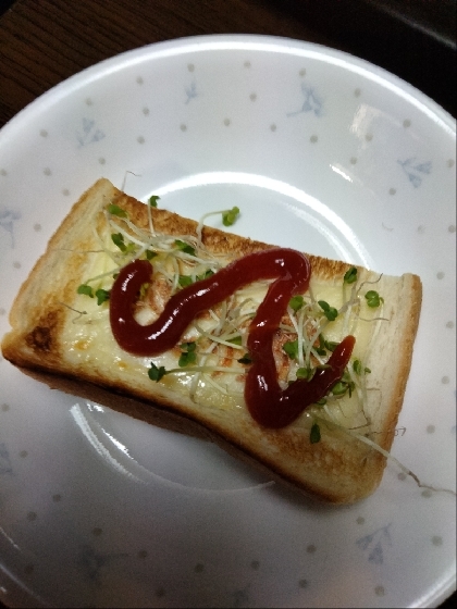 あみえびとスプラウトのチーズケチャトースト