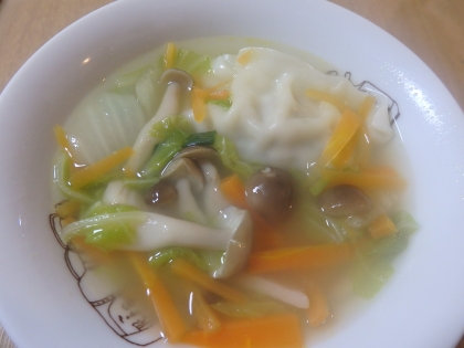 野菜いっぱい＆餃子でとてもおいしいスープでしたぁ～♪
生姜やニラまではいってて栄養満点ですね＾＾