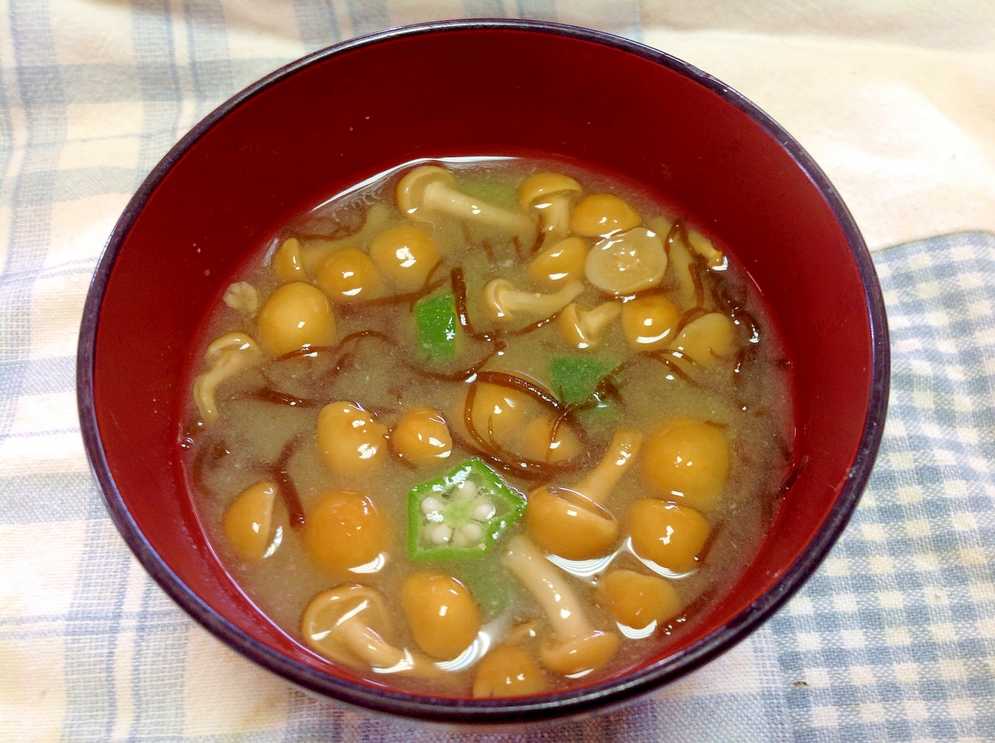 お椀に盛られたもずくとなめこの味噌汁