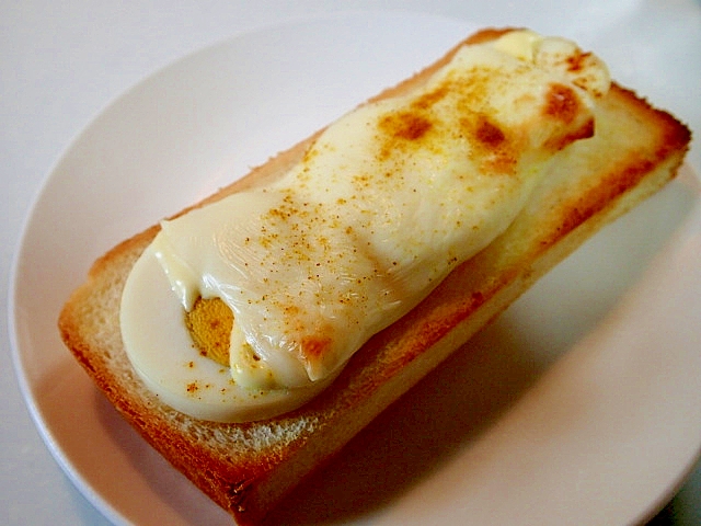 ゆで卵とモッツアレラチーズのカレー風味トースト