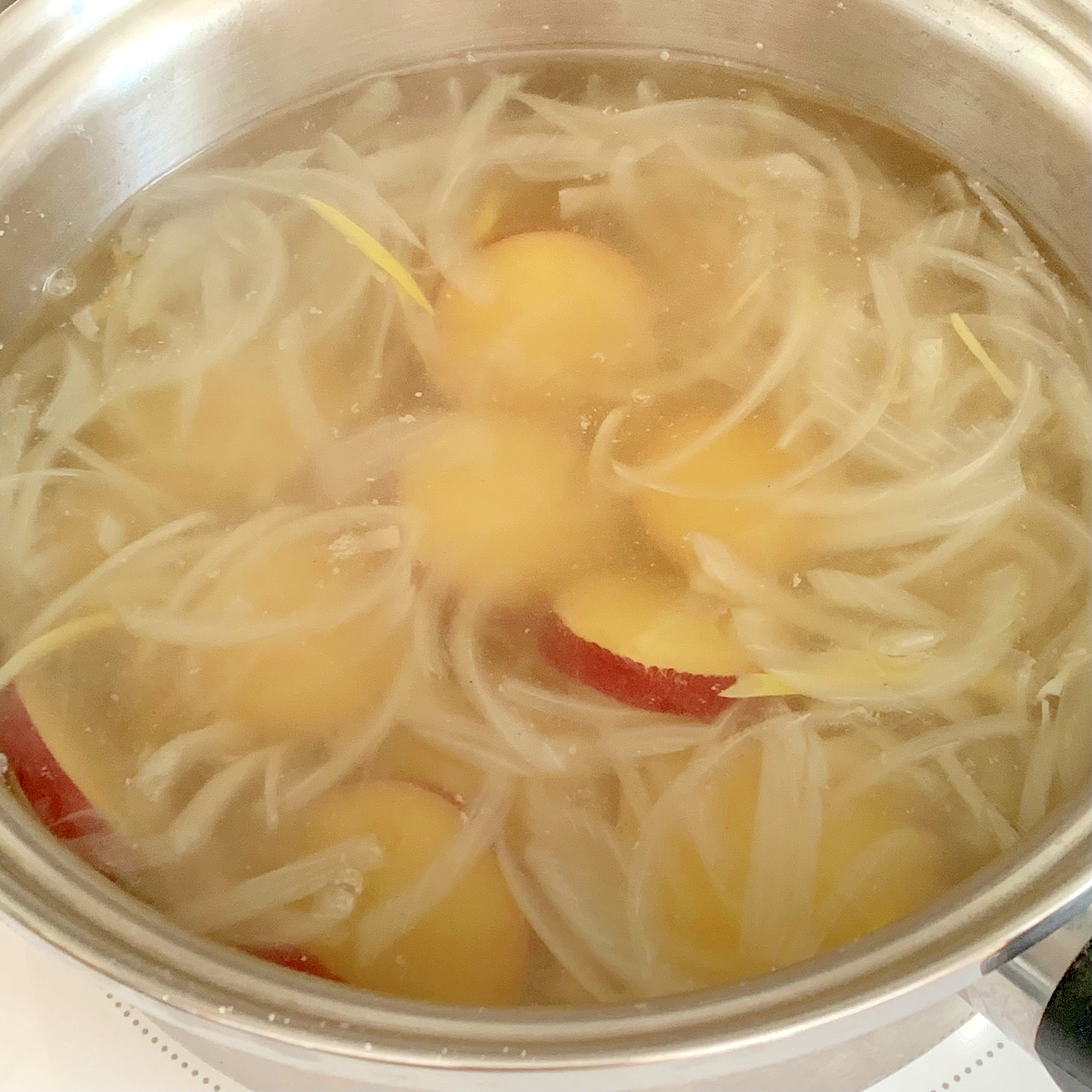 玉ねぎとサツマイモのコンソメスープ